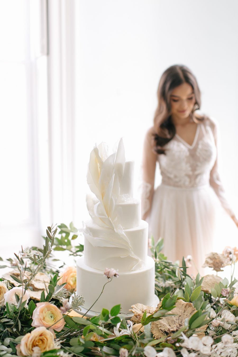 wisconsin bride magazine editorial wedding cake, carly mccray photography, lake geneva wedding photographers, private estate lake geneva wedding, modern wedding cake, lush wedding cake table florals, the covenant at murray mansion wedding